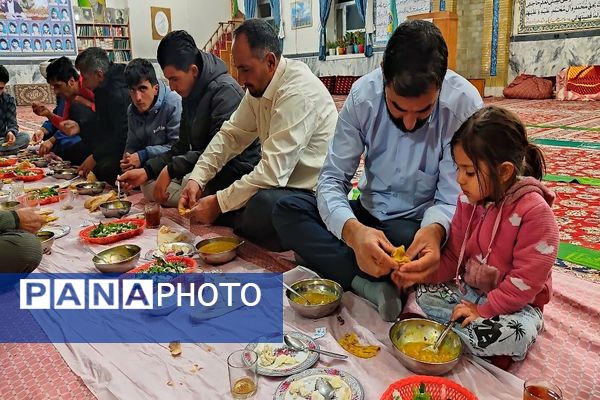 اعتکاف دانش‌آموزی در مسجد جامع شهر بار نیشابور 