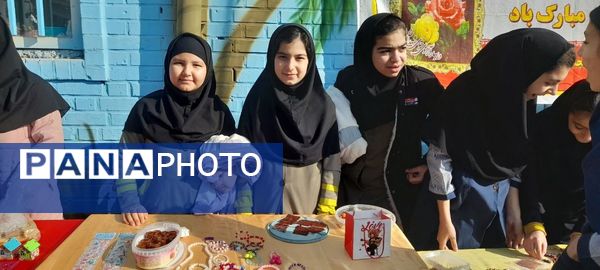 برپایی بازارچه فروش به‌مناسبت دهه فجر در مدرسه ربابه هاشمیان یزدی