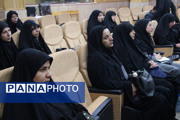 نشست معلمان شهر یزد با محسن قنبریان در یزد