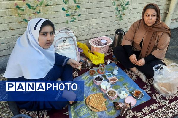 برگزاری مراسم صبحانه مادر دختری همزمان با آغاز هفته‌ پیوند اولیا و مربیان در دبستان مهندس وحید کیهانی ناحیه یک شهرری