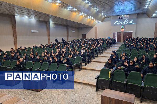 تجلیل از دانش‌آموزان رتبه‌های برتر دبیرستان پویش ناحیه 3 شیراز 