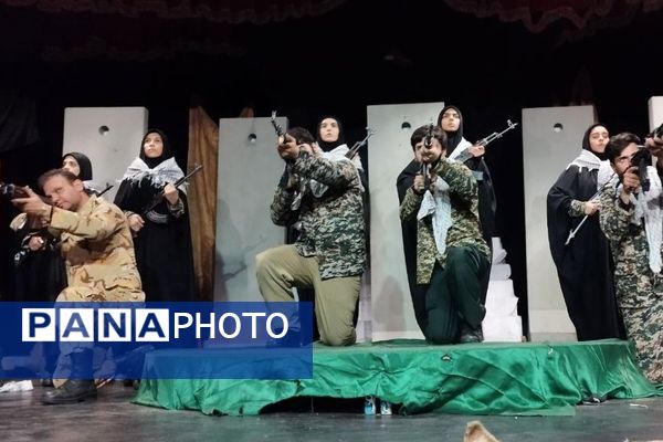 «روایت زمان»؛ هنرنمایی تئاتری در ستایش شهدا روی صحنه فرهنگسرای رازی ورامین
