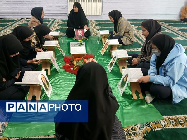 محفل انس با قرآن در دبیرستان دخترانه فاطمیه 