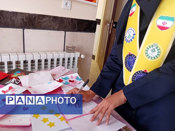 ساخت کارت پستال در هفته سلامت‌روان توسط دانش‌آموزان مدرسه مادرمهربان خلیل‌آباد