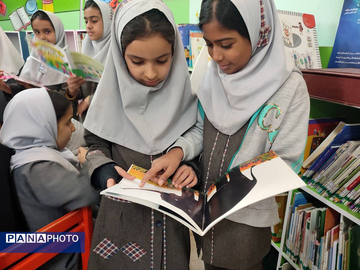 بازدید دانش‌آموزان دبستان شهید نجفی فدافن از کتابخانه فدک