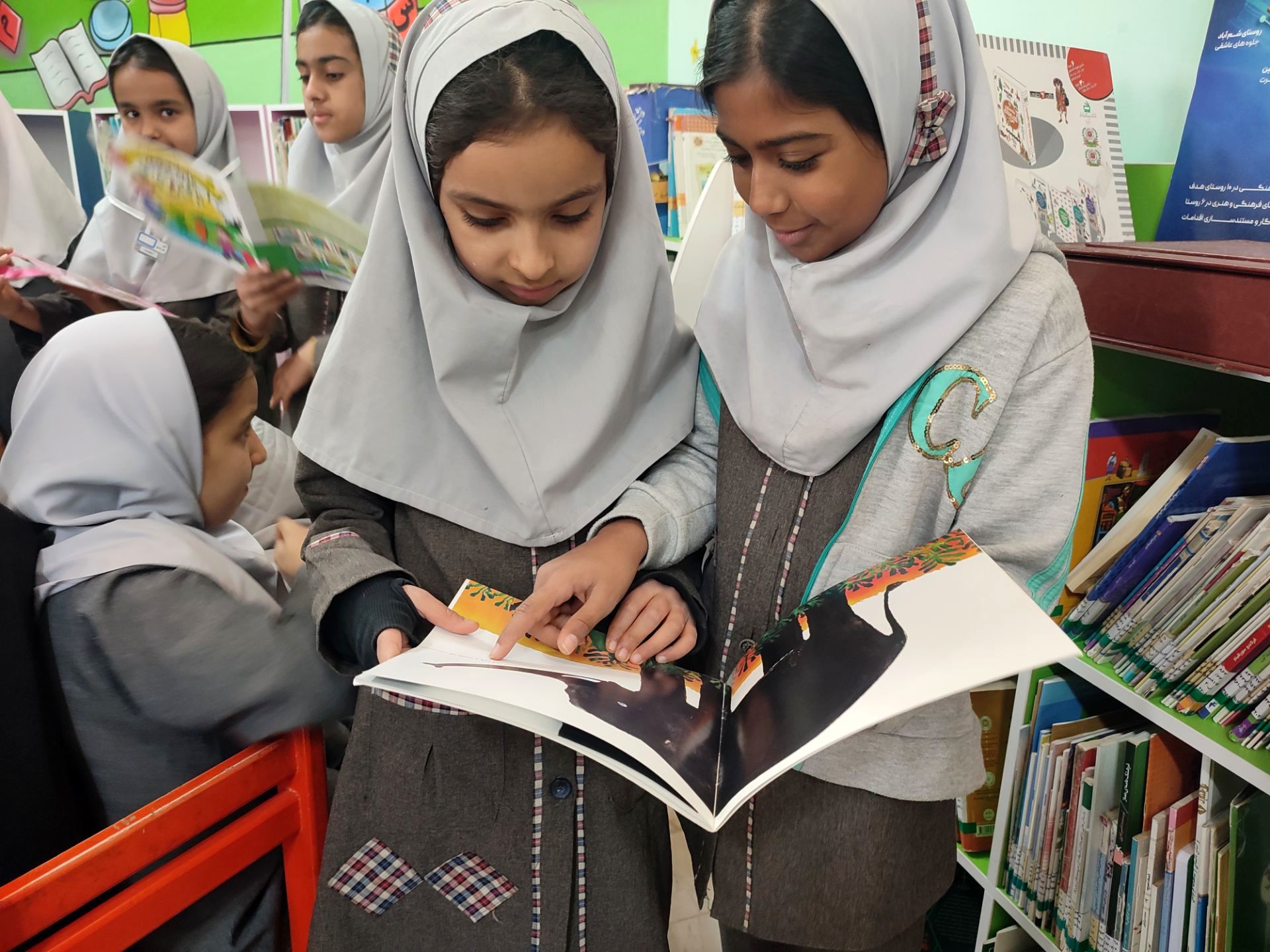 بازدید دانش‌آموزان دبستان شهید نجفی فدافن از کتابخانه فدک