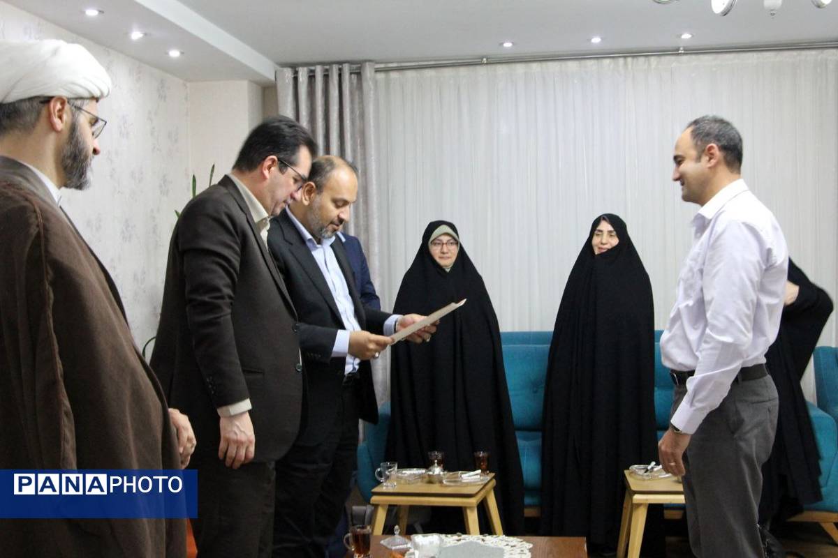 دیدار معاون پرورشی و فرهنگی وزیر آموزش و پرورش با خانواده معلم شهید «عبدالله برزگر»