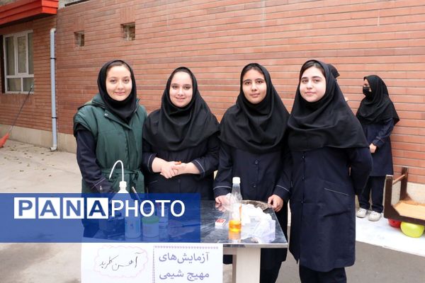 مراسم هفته پژوهش در دبیرستان بانو عفت آهنگری شهرری