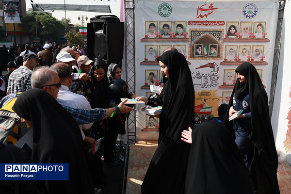 موکب «عشاق‌الحسین» سازمان دانش آموزی در راهپیمایی خانوادگی جاماندگان اربعین حسینی - تهران