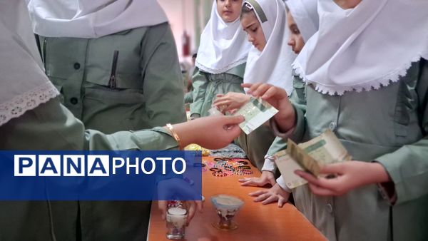 بازارچه مادر دختری با دست‌سازه‌های دانش‌آموزی 