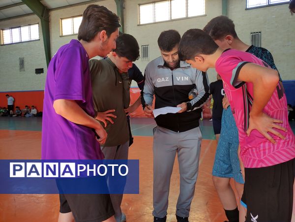 مسابقات فوتسال درون مدرسه به مناسبت هفته تربیت بدنی برگزار شد 