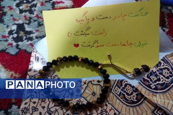 توزیع پاکت‌های امر به معروف و نهی از منکر در دبیرستان دخترانه دلیری
