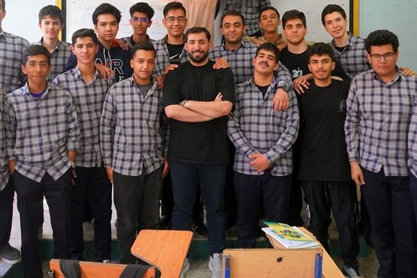 کلاس درسی که با ذوق معلم جان گرفته است؛ روایت یک معلم عربی از آموزش به «نسل Z»