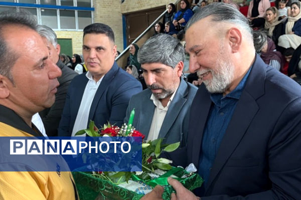 تجلیل از خیرخانه تکواندو آباده و اهدا مدال به تکواندوکاران مسابقات استانی