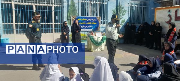 بازدید سبزپوشان نیروی انتظامی با دانش‌آموزان مدرسه ربابه هاشمیان یزدی