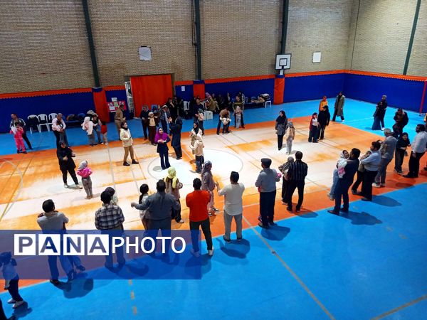 دانش آموزان مدرسه سمیه ساعاتی شاد در کنار پدرانشان گذراندند