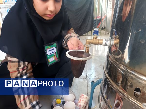 عطر فاطمی در فضای آموزش دبیرستان میرزا جعفر سروقد با برپایی ایستگاه صلواتی 