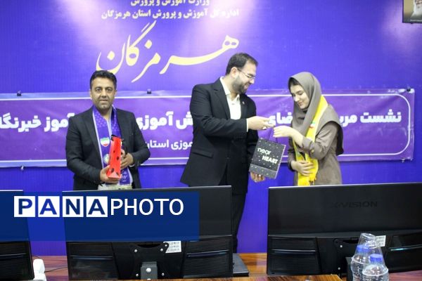 حضور قائم مقام معاون وزیر در سازمان دانش‌آموزی با دانش‌آموزان پیشتاز هرمزگانی