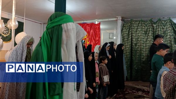 تقدیر دانش‌آموزان فعال فرهنگی‌هنری از مادرانشان با همکاری مربی در محمدشهر کرج