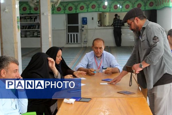 جلوه‌هایی از حضور پرشور مردم ولایتمدار شهرستان فراشبند در پای صندوق‌های رأی