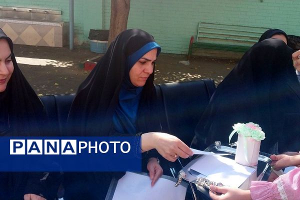 برگزاری جشن عاطفه ها در دبستان شهید عباسی ناحیه یک شهرری