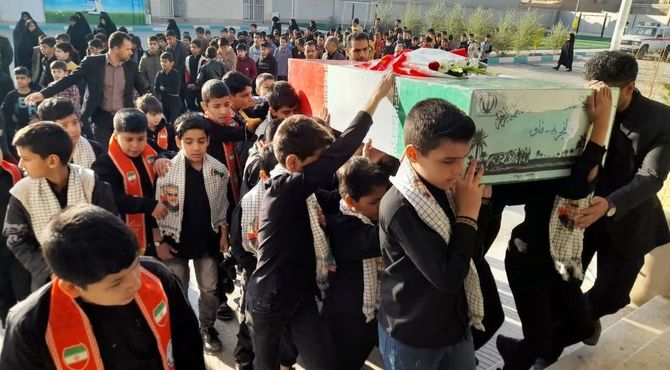 مراسم بزرگداشت شهید گمنام در دبستان واحدی زارچ