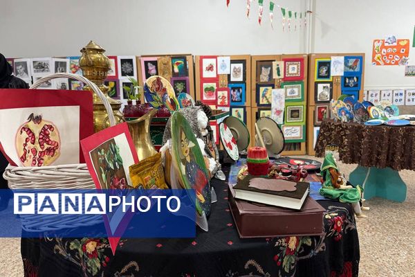 آیین افتتاحیه نمایشگاه هنری «ماها» در هنرستان شهید تاجیک بهارستان‌دو