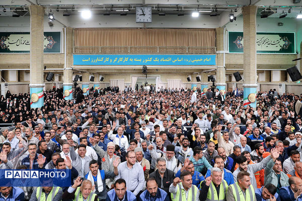 دیدار هزاران نفر از کارگران سراسر کشور با رهبر انقلاب