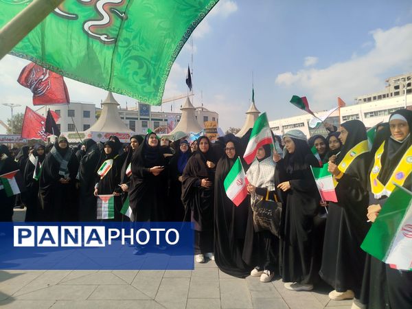 حضور پرشور دانش‌آموزان دبیرستان مهدی خدابنده در راهپیمایی ۱۳ آبان