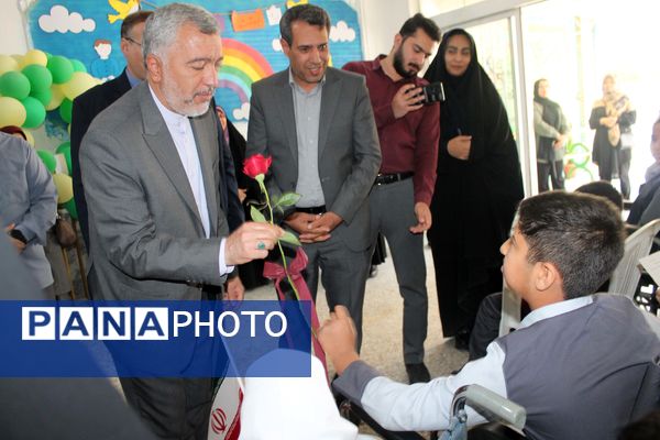 بازدید مدیرکل آموزش و پرورش استان خراسان رضوی از مدرسه خدیجه ی کبری (س) 