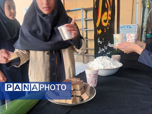 عطر فاطمی در فضای آموزش دبیرستان میرزا جعفر سروقد با برپایی ایستگاه صلواتی 