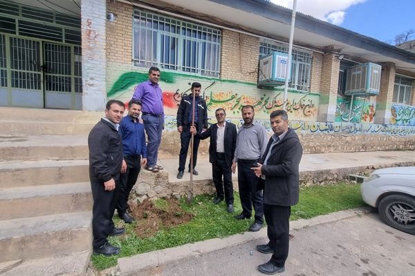گرامیداشت هفته منابع طبیعی با کاشت درخت در حیاط اداره آموزش و پرورش میانکوه