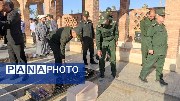 آغاز هفته بسیج دانشآموزی با غبارروبی مزار شهدای جوادالائمه توسط مسئولان و دانشآموزان بسیجی