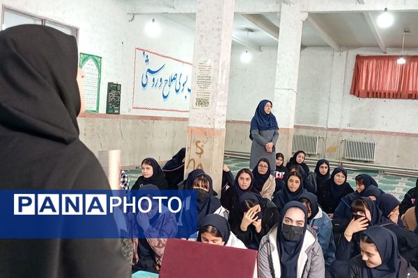 نشست کتابخوان مدرسه‌ای در دبیرستان دخترانه جوادالائمه بهارستان‌دو