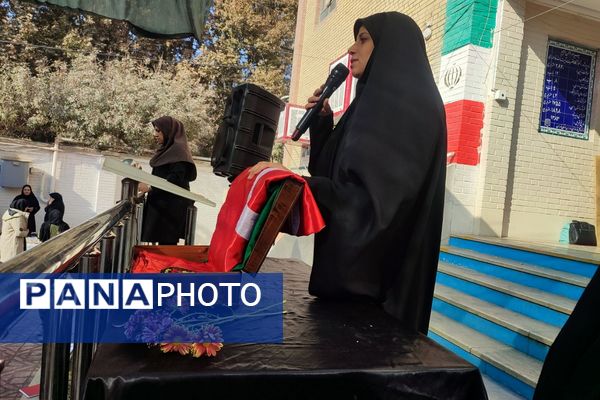 مراسم عزاداری فاطمیه با برکت پرچم امام حسین(ع) در مدرسه آیت‌الله خامنه‌ای