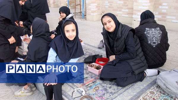 بازارچه کسب و کار دانش‌آموزان دختر در دبیرستان متوسطه اول معلم
