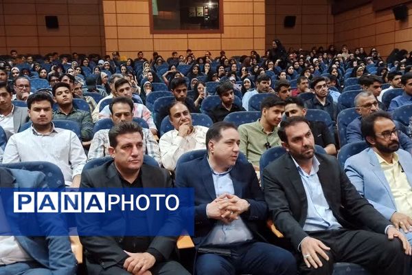 تجلیل از رتبه‌های برتر کنکور در بم