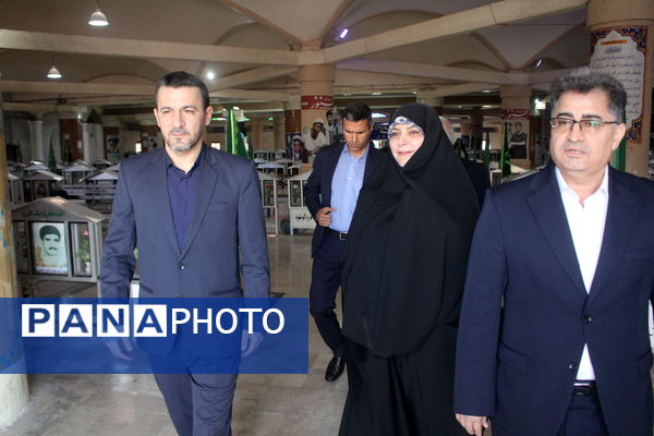 تجدید میثاق مدیرکل امور شاهد و ایثارگران وزارت آموزش و پرورش از شهدا در بوشهر