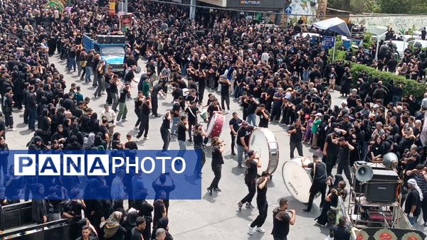 دسته‌روی عاشقان امام حسین (ع) در روز عاشورا 