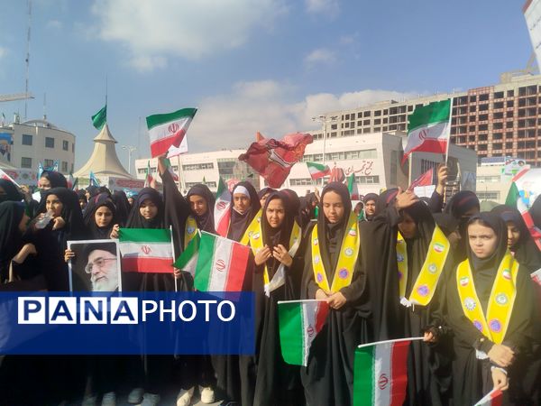 حضور پرشور دانش‌آموزان دبیرستان مهدی خدابنده در راهپیمایی ۱۳ آبان