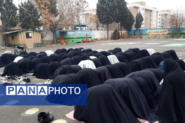  نماز باران در مدرسه جنت با حضور جمعی دانش‌آموزان