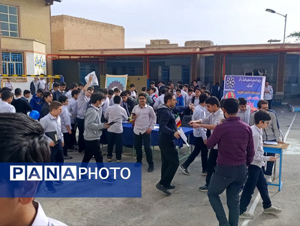 مسابقه «نجات تخم‌مرغ» در دبیرستان شهید بهشتی بهبهان