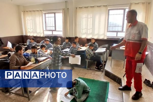 آموزش کمک‌های اولیه در مدرسه شهید فتوحی رباط‌کریم