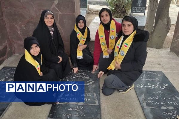  دیدار دانش‌آموزان  پیشتاز دبیرستان پویش دماوند با مادر شهید محمدخانی 