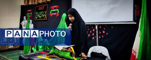 استقبال دانش‌آموزان دبیرستان شهید برقعی 2 قم از یک لاله فاطمی