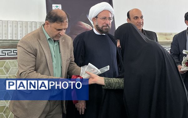 تکریم مادران و همسران شهدا و تجلیل از برگزیدگان مسابقات در نماز جمعه اشکذر 