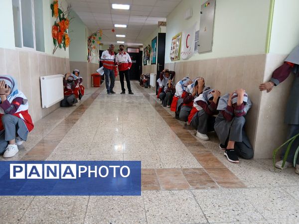 اجرای مانور زلزله و ایمنی در دبستان دین و دانش ابرکوه