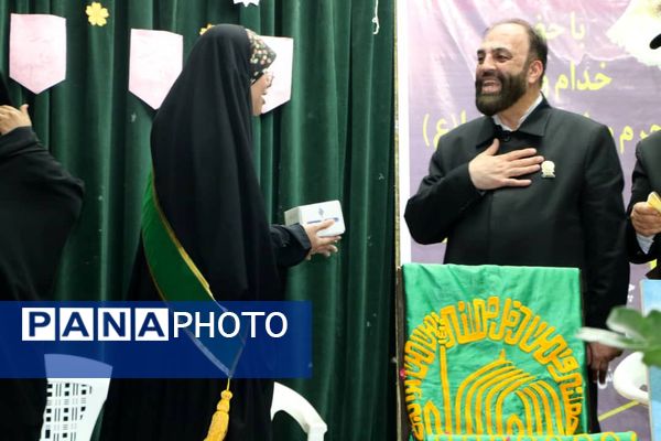 ۴۰۰ نفر از دختران پیشتاز بندرخمیر، پرچم امام مهربانی را به آغوش کشیدند