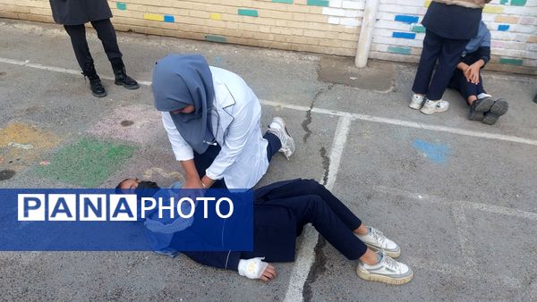 بیست و هفتمین مانور زلزله در دبیرستان دخترانه دانشور 2 