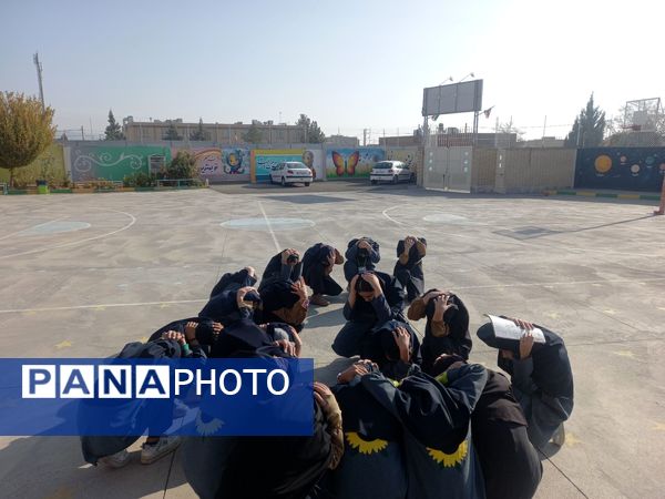 اجرای مانور زلزله در دبستان فرهنگ فرازمند